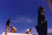 Seguimiento de la colocación de los leones en bronce del Monumento a Alfonso XII 1999