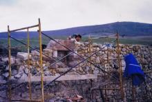 Trabajos de lo "rústico", muros de mampostería careada, realización de cubiertas y ménsulas en madera. 2003